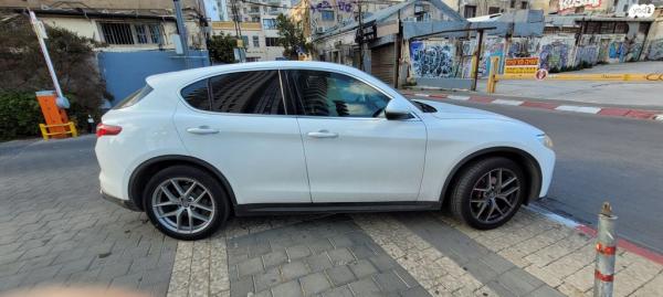 אלפא רומיאו סטלויו 4X4 First Edition SR אוט' 2.0 (280 כ''ס) בנזין 2018 למכירה בתל אביב יפו