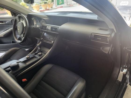 לקסוס IS300h Luxury SR הייבריד אוט' 2.5 (181 כ''ס) בנזין 2018 למכירה בתל אביב יפו