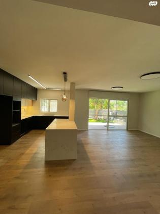 נחום גוטמן 5 (2003)