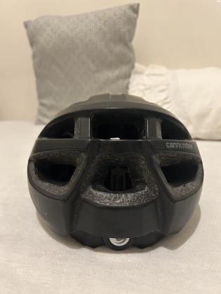 קסדה אוירודינמית במצב מצוין של