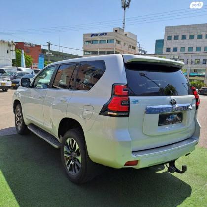 טויוטה לנד קרוזר ארוך Limited אוט' 7 מק' דיזל 5 דל' 2.8 (204 כ"ס) דיזל 2023 למכירה בכפר סבא