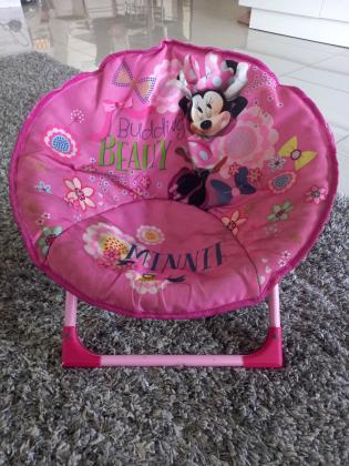 כסא אוכל לילדה לצפיה מול