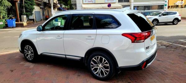 מיצובישי אאוטלנדר Instyle אוט' 7 מק' 2.0 (150 כ"ס) בנזין 2018 למכירה ברעננה
