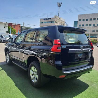 טויוטה לנד קרוזר ארוך Luxury 7 אוט' דיזל 7 מק' 5 דל' 2.8 (204 כ"ס) דיזל 2023 למכירה בכפר סבא