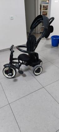 תלת אופן בצבע שחור במצב