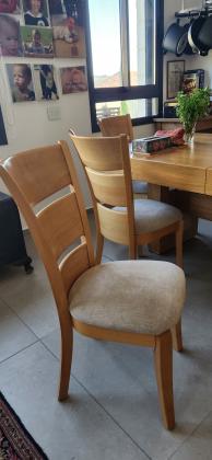 8 כסאות אוכל מעץ בהיר,