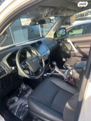 טויוטה לנד קרוזר קצר 4X4 Luxury SWB אוט' 3 דלתות דיזל 2.8 (204 כ''ס) דיזל 2023 למכירה בנתניה