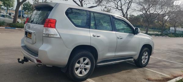 טויוטה לנד קרוזר ארוך 4X4 Luxury אוט' דיזל 7 מק' 3.0 (173 כ''ס) דיזל 2010 למכירה בנתניה
