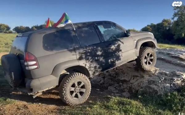 טויוטה לנד קרוזר ארוך 4X4 STD אוט' דיזל 8 מק' 3.0 (166 כ''ס) דיזל 2006 למכירה בבית ג'ן