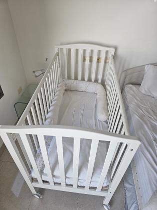 למכירה מיטת תינוק של שילב