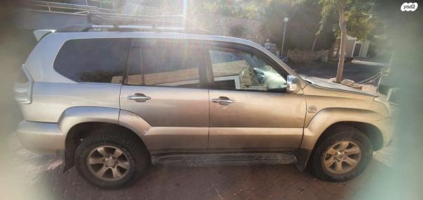 טויוטה לנד קרוזר ארוך 4X4 Luxury אוט' דיזל 8 מק' 3.0 (166 כ''ס) דיזל 2004 למכירה בכפר ורדים