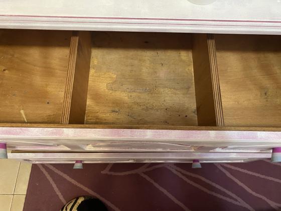 למכירה שידה גדולה מעץ מלאצבועה