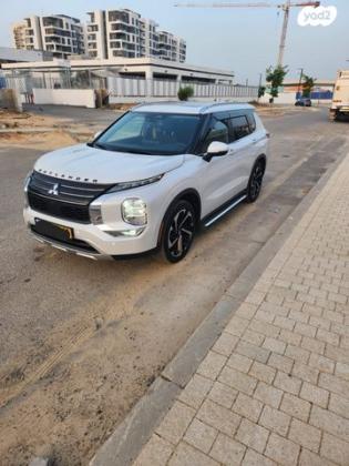 מיצובישי אאוטלנדר Premium אוט' 7 מק' 2.5 (181 כ"ס) בנזין 2022 למכירה בלוד