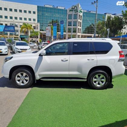 טויוטה לנד קרוזר ארוך 4X4 VX אוט' דיזל 7 מק' 2.8 (177 כ"ס) דיזל 2017 למכירה בכפר סבא