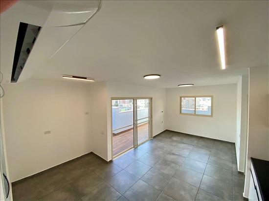 דירת גג 3 חדרים להשכרה בפתח תקווה | רוטשילד | נווה גן