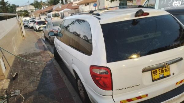 קרייזלר טאון קאנטרי LX אוט' 7 מק' 3.3 (182 כ''ס) בנזין 2007 למכירה ברחובות