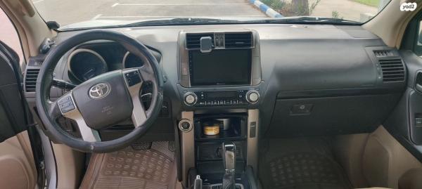 טויוטה לנד קרוזר ארוך 4X4 Luxury אוט' דיזל 7 מק' 3.0 (173 כ''ס) דיזל 2010 למכירה בנתניה