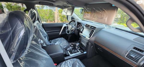 טויוטה לנד קרוזר ארוך Limited אוט' 7 מק' דיזל 5 דל' 2.8 (204 כ"ס) דיזל 2023 למכירה בחיפה