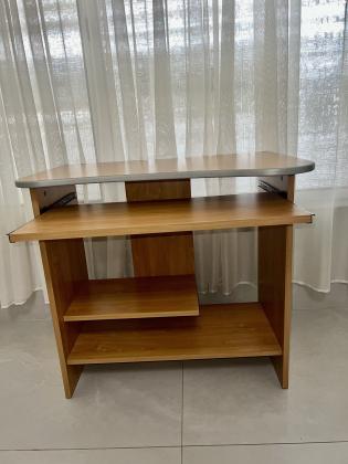 למכירה שולחן מחשב/עבודה כמו חדש!!מתאים