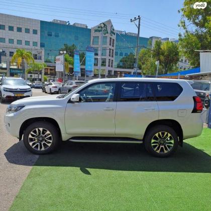 טויוטה לנד קרוזר ארוך Limited אוט' 7 מק' דיזל 5 דל' 2.8 (204 כ"ס) דיזל 2023 למכירה בכפר סבא