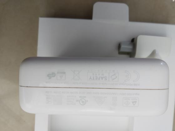 מטען של אפל למחשב נייד