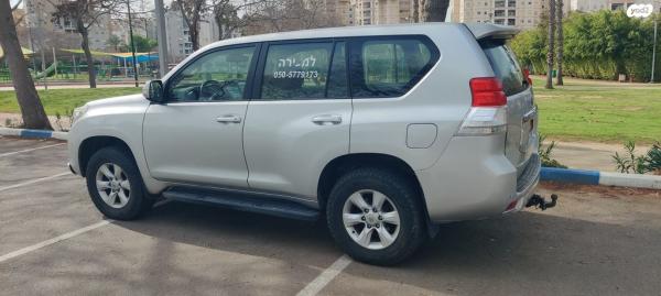 טויוטה לנד קרוזר ארוך 4X4 Luxury אוט' דיזל 7 מק' 3.0 (173 כ''ס) דיזל 2010 למכירה בנתניה