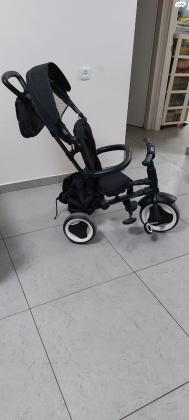 תלת אופן בצבע שחור במצב