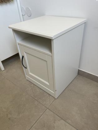 היי מוכר שתי שידות לילה