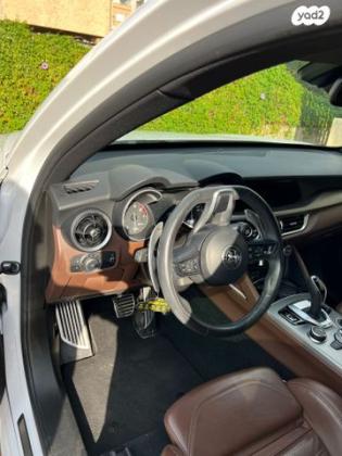 אלפא רומיאו סטלויו 4X4 Veloce AWD אוט' 2.0 (280 כ''ס) בנזין 2021 למכירה בחיפה