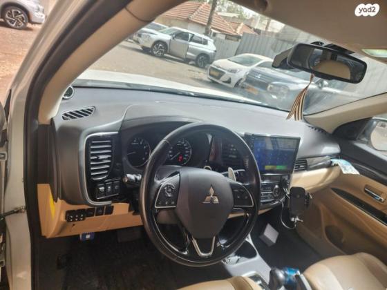 מיצובישי אאוטלנדר Premium אוט' 7 מק' 2.0 (150 כ''ס) בנזין 2015 למכירה בפתח תקווה