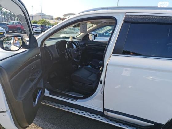 מיצובישי אאוטלנדר Premium אוט' 7 מק' 2.0 (150 כ''ס) בנזין 2016 למכירה בחולון