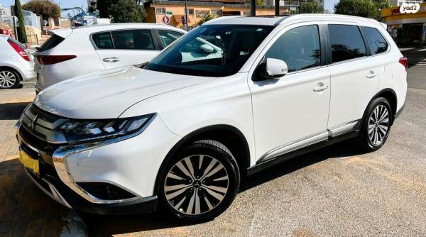 מיצובישי אאוטלנדר Premium אוט' 7 מק' 2.0 (150 כ''ס) בנזין 2019 למכירה בגני תקווה