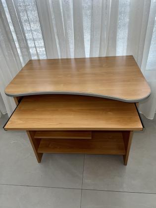 למכירה שולחן מחשב/עבודה כמו חדש!!מתאים