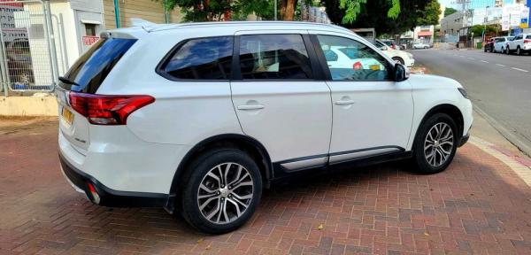 מיצובישי אאוטלנדר Instyle אוט' 7 מק' 2.0 (150 כ"ס) בנזין 2018 למכירה ברעננה