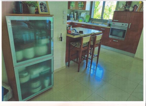 מטבח איטלקי ברלוני בצבע דובדבן