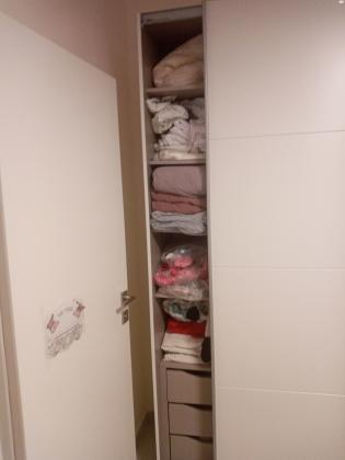 ארון הזזה 3 דלתות באמצע מראה