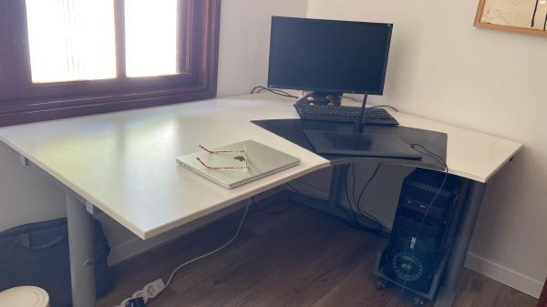 שולחן כתיבה פינתי גדול ומרווח