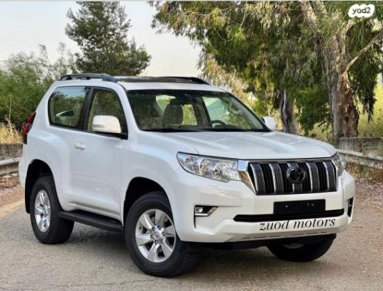 טויוטה לנד קרוזר קצר 4X4 Luxury SWB אוט' 3 דלתות דיזל 2.8 (204 כ''ס) דיזל 2023 למכירה בחיפה