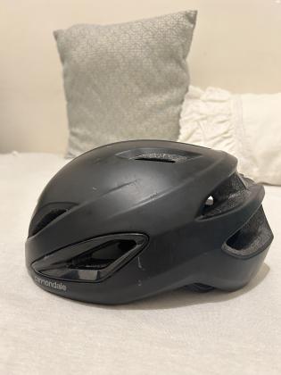 קסדה אוירודינמית במצב מצוין של