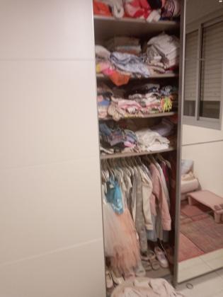 ארון הזזה 3 דלתות באמצע מראה