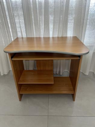 למכירה שולחן מחשב/עבודה כמו חדש!!מתאים