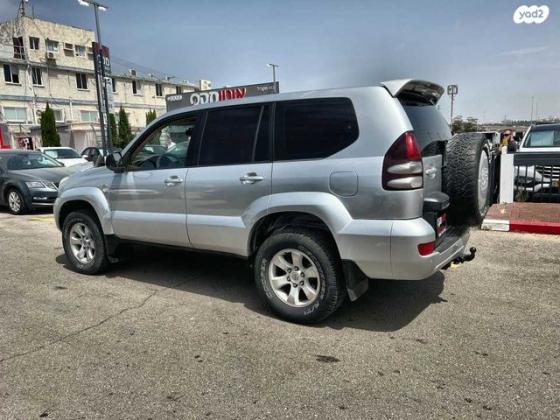 טויוטה לנד קרוזר ארוך 4X4 Luxury אוט' דיזל 8 מק' 3.0 (166 כ''ס) דיזל 2005 למכירה בתל אביב יפו