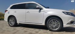 מיצובישי אאוטלנדר PHEV 4X4 Luxury הייבריד אוט' 5 מק' 2.4 (135 כ''ס) ה