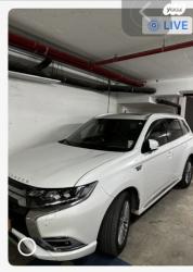 מיצובישי אאוטלנדר PHEV 4X4 Luxury הייבריד אוט' 5 מק' 2.4 (135 כ''ס) ה