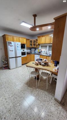 חנה סנש 8 (ניסן)