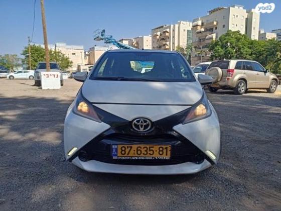 טויוטה אייגו (AYGO) X-Play אוט' 1.0 (69 כ"ס) בנזין 2016 למכירה בפתח תקווה