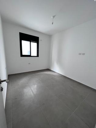 אריה עוזר 12 (אפרידר)