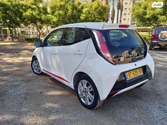 טויוטה אייגו (AYGO) X-Play אוט' 1.0 (69 כ"ס) בנזין 2016 למכירה בפתח תקווה