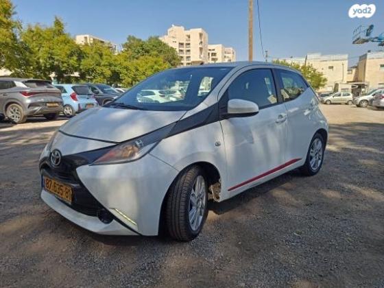 טויוטה אייגו (AYGO) X-Play אוט' 1.0 (69 כ"ס) בנזין 2016 למכירה בפתח תקווה