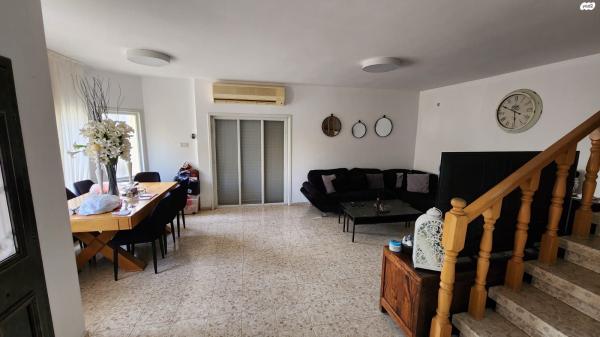 חנה סנש 8 (ניסן)